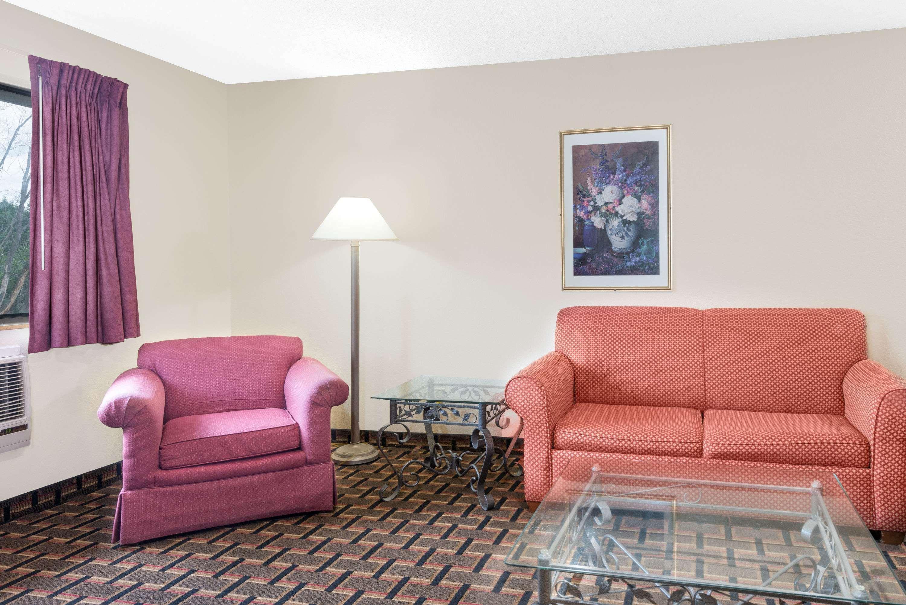 ซูเปอร์ 8 บาย วินด์แฮม เคนต์/แอครอน แอเรีย Hotel เคนท์ ภายนอก รูปภาพ