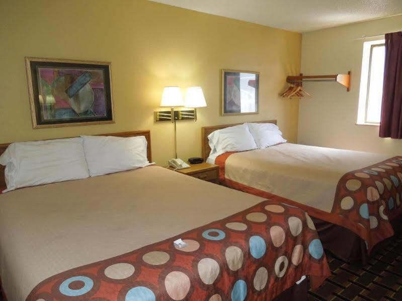 ซูเปอร์ 8 บาย วินด์แฮม เคนต์/แอครอน แอเรีย Hotel เคนท์ ภายนอก รูปภาพ